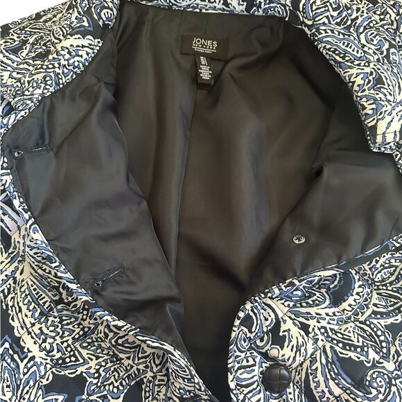 Jones New York Women's Blue Paisley Quilted Button Jacket. Front pockets.  Large - Picture 4 of 9